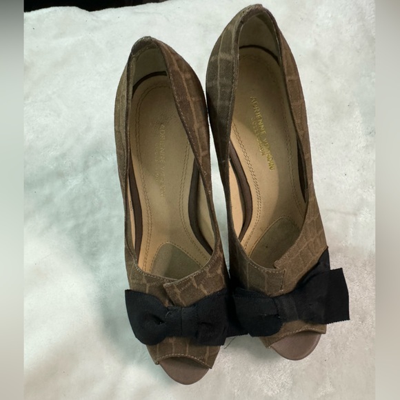 Brown heels with animal print texture and an elegant black bow on the front. - Picture 1 of 8